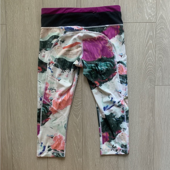 Lululemon speed tight in size 6 - Picture 3 of 3